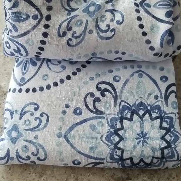 Blue Medallion tier & valance set - Picture 4 of 4